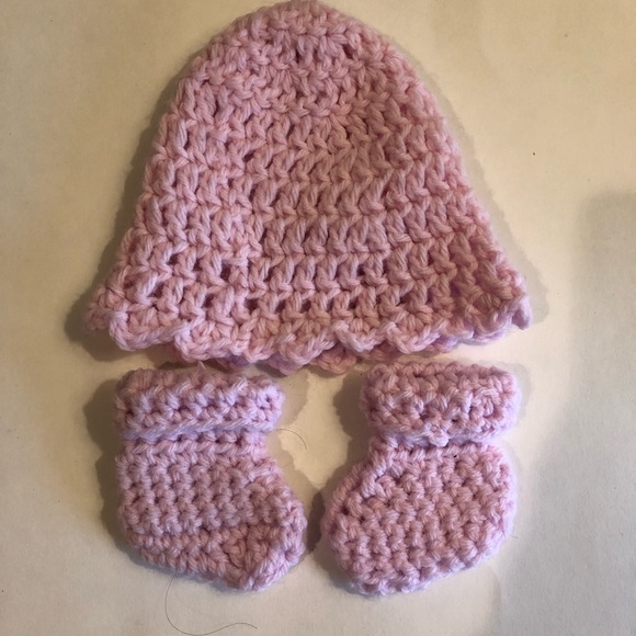 Pink Baby Hat and Booties Set Size Newborn-3M Perfect for a Baby Gift - Picture 3 of 4